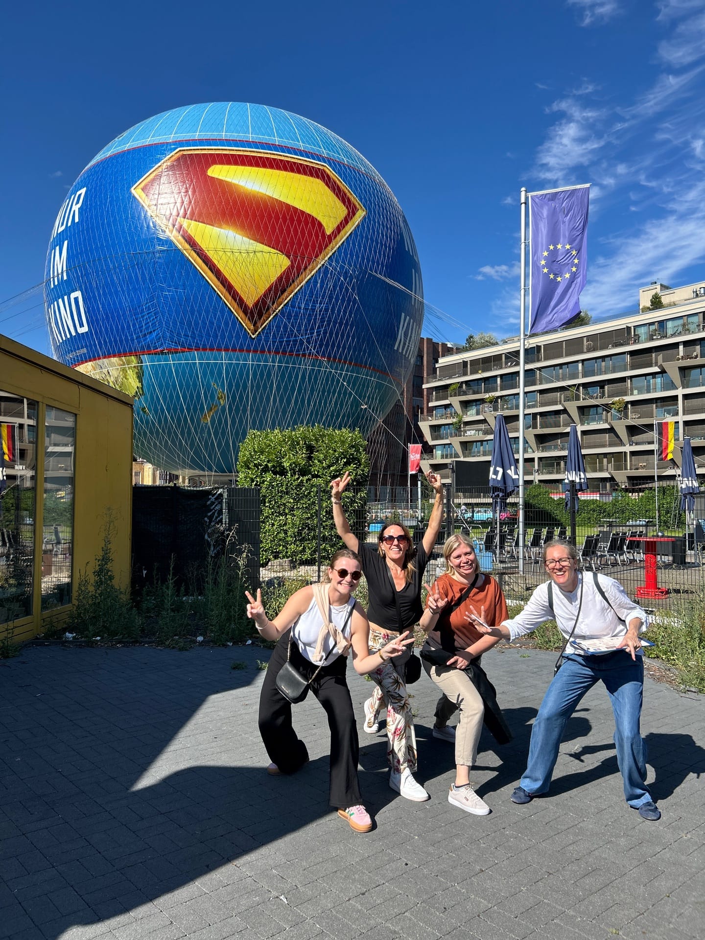 Firmenteam bei Exitmania Escape Game vor Superman Gebäude